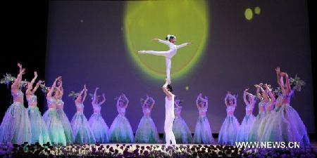 Dancers from China perform group dance 'Ballet on Hand Palm' during the Colorful Sichuan Show in Siri Fort Auditorium in New Delhi,India, on April 26, 2011. The show was part of the Experience China-Sichuan Week held in India. About two thousand India, and Chinese guests watched the show on Tuesday night. (Xinhua/Li Yigang) (yc)  