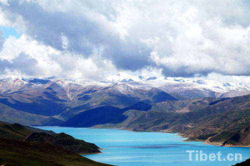 Yamzhog Yumco is the biggest enclosed lake on the northern slope of the Himalayas, and is regarded as holy lake together with Namco and Mapham Yutso. [Photo/China Tibet Online]