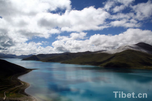 Yamzhog Yumco is the biggest enclosed lake on the northern slope of the Himalayas, and is regarded as holy lake together with Namco and Mapham Yutso. [Photo/China Tibet Online]