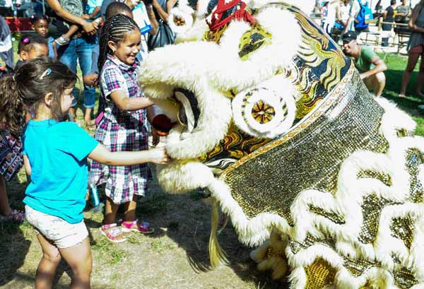 Kids watch lion dance during the 48th Smithsonian Folklife Festival in Washington DC, capital of the United States, July 6, 2014. The 48th annual Smithsonian Folklife Festival closed in Washington on Sunday. [Photo/Xinhua]