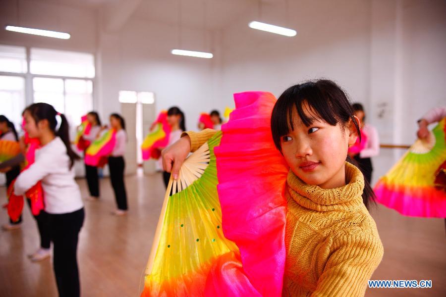 Students learning Flower Drum Dance exercise in the local cultural center of Changfen Town, Huaiyuan County of Bengbu City, east China's Anhui Province, Dec 3, 2014. [Photo/Xinhua]