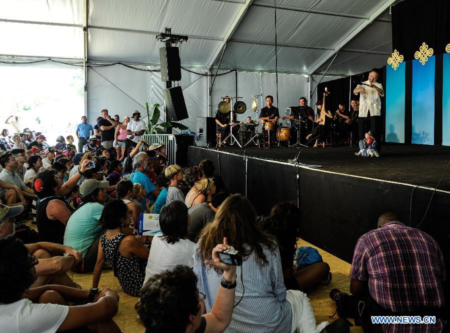 People watch the performance of the Quanzhou Puppet Troupe during the 48th Smithsonian Folklife Festival in Washington D.C., capital of the United States, July 6, 2014. The 48th annual Smithsonian Folklife Festival closed in Washington on Sunday. [Photo/Xinhua]