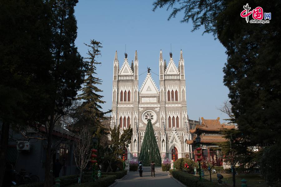 Church of the Saviour (colloquially referred to as Xishiku Church, or Beitang -- the North Cathedral) in Beijing posts a banner that reads &apos;Merry Christmas&apos; written in Chinese characters on the entrance&apos;s lintel on Dec. 25, 2013, the Christmas Day. [Photo by Chen Boyuan / China.org.cn]