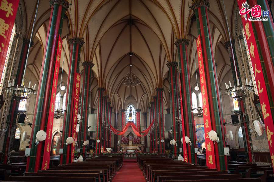 Church of the Saviour (colloquially referred to as Xishiku Church, or Beitang -- the North Cathedral) in Beijing is fully decorated with ribbons and banners to commemorate Christmas on Dec. 25, 2013. [Photo by Chen Boyuan / China.org.cn]