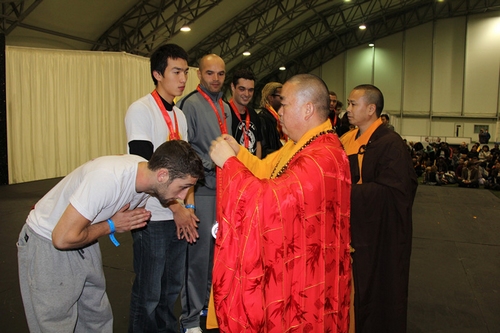 The Shaolin Temple Abbot Shi Yongxin awarded prizes to winners of the Kungfu competition at the closing ceremony of Shaolin Cultural Festival in London, UK on Oct 12, 2014. [Photo/Xinhua]